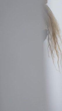 Bu borsa videosu erotik seksi iç çamaşırlı bir kızı gösteriyor.