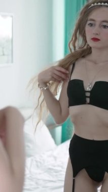 Bu borsa videosu erotik seksi iç çamaşırlı bir kızı gösteriyor.