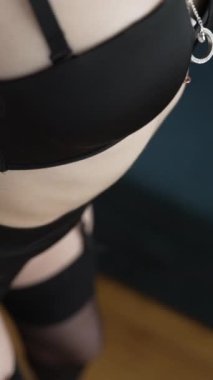Bu borsa videosu erotik seksi iç çamaşırlı bir kızı gösteriyor.