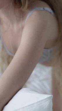 Bu borsa videosu erotik seksi iç çamaşırlı bir kızı gösteriyor.