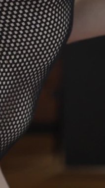 Bu borsa videosu erotik seksi iç çamaşırlı bir kızı gösteriyor.