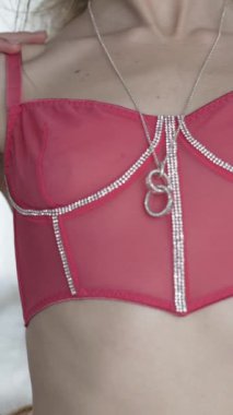 Bu borsa videosu erotik seksi iç çamaşırlı bir kızı gösteriyor.