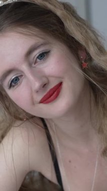 Bu borsa videosu erotik seksi iç çamaşırlı bir kızı gösteriyor.