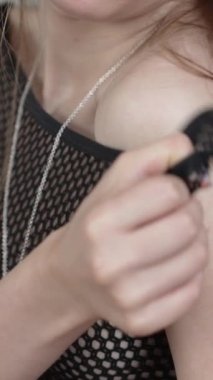 Bu borsa videosu erotik seksi iç çamaşırlı bir kızı gösteriyor.