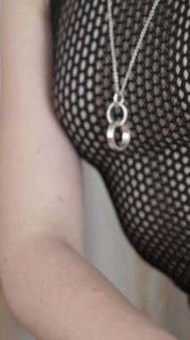 Bu borsa videosu erotik seksi iç çamaşırlı bir kızı gösteriyor.
