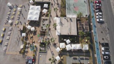 Bu video Türkiye 'de Akdeniz kıyısındaki bir plajın 8K çözünürlükteki havadan görüntüsünü gösteriyor