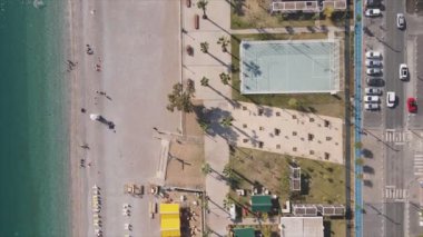 Bu video Türkiye 'de Akdeniz kıyısındaki bir plajın 8K çözünürlükteki havadan görüntüsünü gösteriyor