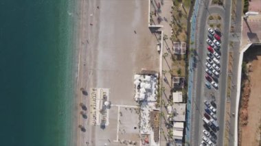 Bu video Türkiye 'de Akdeniz kıyısındaki bir plajın 8K çözünürlükteki havadan görüntüsünü gösteriyor