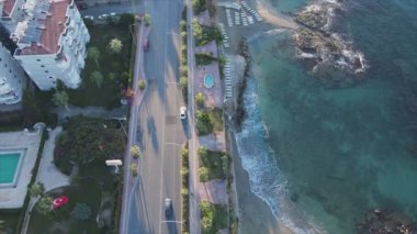 Bu video Türkiye 'de Akdeniz kıyısındaki bir plajın 8K çözünürlükteki havadan görüntüsünü gösteriyor