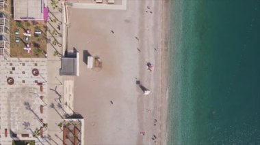 Bu video Türkiye 'de Akdeniz kıyısındaki bir plajın 8K çözünürlükteki havadan görüntüsünü gösteriyor