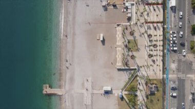 Bu video Türkiye 'de Akdeniz kıyısındaki bir plajın 8K çözünürlükteki havadan görüntüsünü gösteriyor