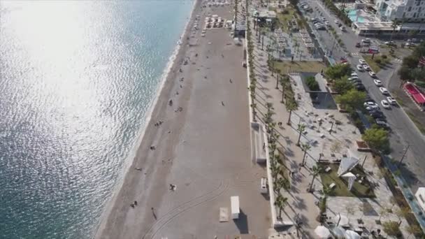 このストックビデオは 8K解像度でトルコの地中海の近くのビーチの空中ビューを示しています — ストック動画