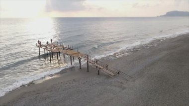 Bu video Türkiye 'de Akdeniz kıyısındaki bir plajın 8K çözünürlükteki havadan görüntüsünü gösteriyor
