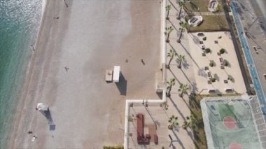 Bu video Türkiye 'de Akdeniz kıyısındaki bir plajın 8K çözünürlükteki havadan görüntüsünü gösteriyor