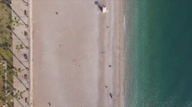Bu video Türkiye 'de Akdeniz kıyısındaki bir plajın 8K çözünürlükteki havadan görüntüsünü gösteriyor