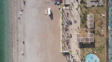 Bu video Türkiye 'de Akdeniz kıyısındaki bir plajın 8K çözünürlükteki havadan görüntüsünü gösteriyor