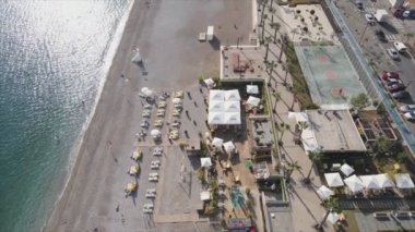 Bu video Türkiye 'de Akdeniz kıyısındaki bir plajın 8K çözünürlükteki havadan görüntüsünü gösteriyor