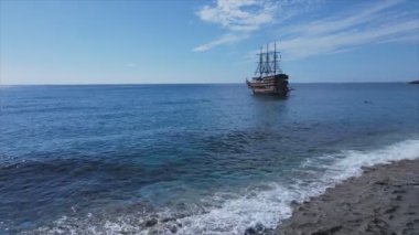 Bu video Türkiye 'de Akdeniz kıyısındaki bir plajın 8K çözünürlükteki havadan görüntüsünü gösteriyor