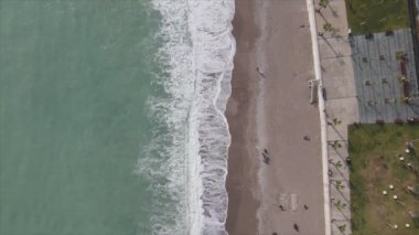 Bu video Türkiye 'de Akdeniz kıyısındaki bir plajın 8K çözünürlükteki havadan görüntüsünü gösteriyor