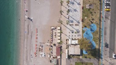 Bu video Türkiye 'de Akdeniz kıyısındaki bir plajın 8K çözünürlükteki havadan görüntüsünü gösteriyor