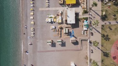 Bu video Türkiye 'de Akdeniz kıyısındaki bir plajın 8K çözünürlükteki havadan görüntüsünü gösteriyor