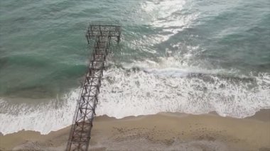 Bu video Türkiye 'de Akdeniz kıyısındaki bir plajın 8K çözünürlükteki havadan görüntüsünü gösteriyor
