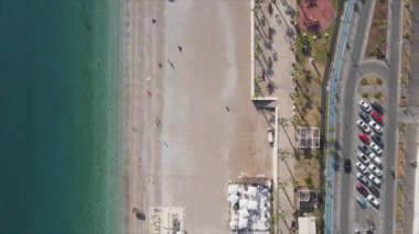 Bu video Türkiye 'de Akdeniz kıyısındaki bir plajın 8K çözünürlükteki havadan görüntüsünü gösteriyor
