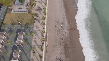 Bu video Türkiye 'de Akdeniz kıyısındaki bir plajın 8K çözünürlükteki havadan görüntüsünü gösteriyor