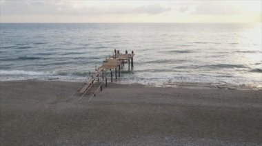 Bu video Türkiye 'de Akdeniz kıyısındaki bir plajın 8K çözünürlükteki havadan görüntüsünü gösteriyor