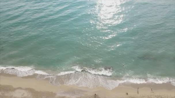 비디오는 해상도로 지중해 근처의 해변의 사진을 줍니다 — 비디오