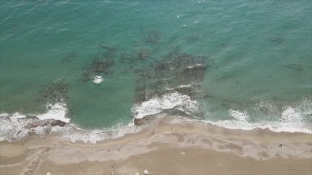このストックビデオは 8K解像度でトルコの地中海の近くのビーチの空中ビューを示しています — ストック動画