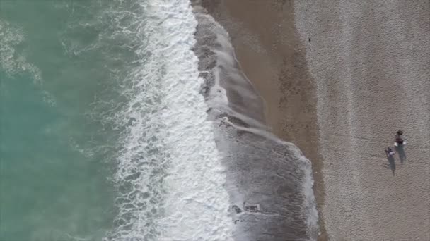Este Vídeo Mostra Uma Vista Aérea Uma Praia Perto Mar — Vídeo de Stock