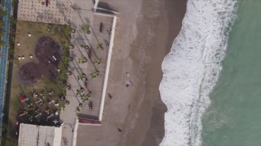Bu video Türkiye 'de Akdeniz kıyısındaki bir plajın 8K çözünürlükteki havadan görüntüsünü gösteriyor