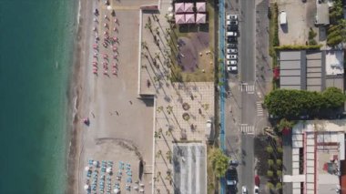 Bu video Türkiye 'de Akdeniz kıyısındaki bir plajın 8K çözünürlükteki havadan görüntüsünü gösteriyor