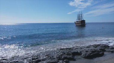 Bu video Türkiye 'de Akdeniz kıyısındaki bir plajın 8K çözünürlükteki havadan görüntüsünü gösteriyor