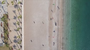 Bu video Türkiye 'de Akdeniz kıyısındaki bir plajın 8K çözünürlükteki havadan görüntüsünü gösteriyor