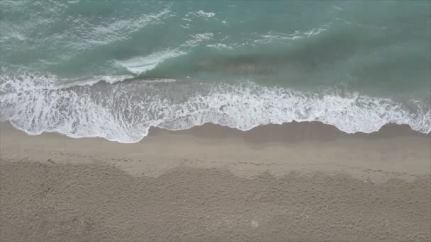 Este Vídeo Mostra Uma Vista Aérea Uma Praia Perto Mar — Vídeo de Stock