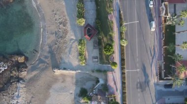 Bu video Türkiye 'de Akdeniz kıyısındaki bir plajın 8K çözünürlükteki havadan görüntüsünü gösteriyor