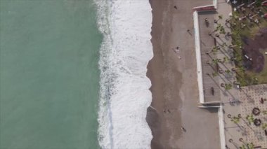 Bu video Türkiye 'de Akdeniz kıyısındaki bir plajın 8K çözünürlükteki havadan görüntüsünü gösteriyor