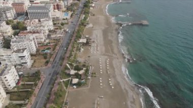 Bu video Türkiye 'de Akdeniz kıyısındaki bir plajın 8K çözünürlükteki havadan görüntüsünü gösteriyor