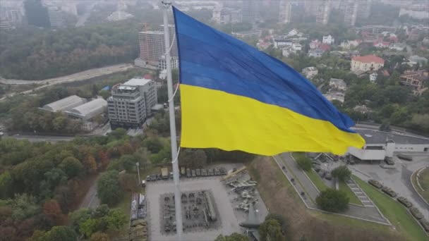 这段库存录像显示乌克兰国旗在基辅的分辨率为8K — 图库视频影像