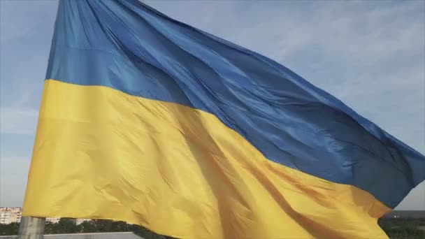 この株式の映像は 8K解像度でキエフのウクライナの国旗を示しています — ストック動画