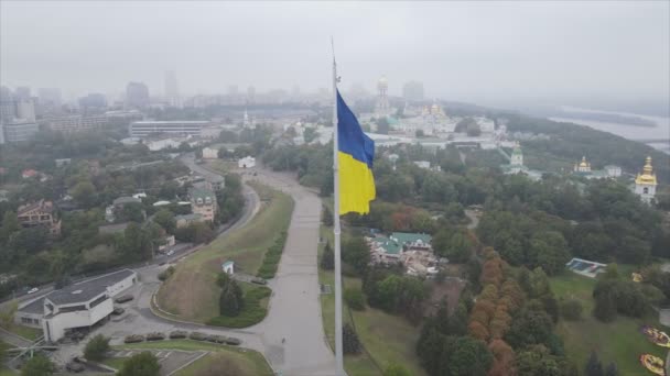这段库存录像显示乌克兰国旗在基辅的分辨率为8K — 图库视频影像