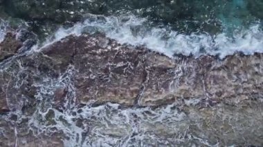 Bu stok görüntüler 8K çözünürlükte deniz kıyısının havadan görüntüsünü gösteriyor.
