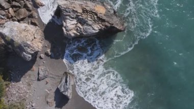 Bu stok görüntüler 8K çözünürlükte deniz kıyısının havadan görüntüsünü gösteriyor.