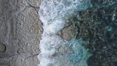 Bu stok görüntüler 8K çözünürlükte deniz kıyısının havadan görüntüsünü gösteriyor.