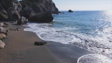 Bu stok görüntüler 8K çözünürlükte deniz kıyısının havadan görüntüsünü gösteriyor.