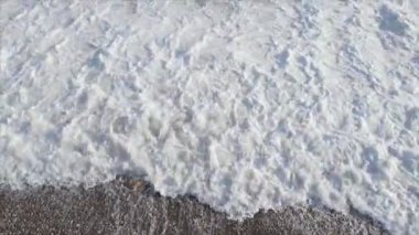 Bu stok görüntüler 8K çözünürlükte deniz kıyısının havadan görüntüsünü gösteriyor.