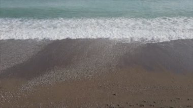 Bu stok görüntüler 8K çözünürlükte deniz kıyısının havadan görüntüsünü gösteriyor.