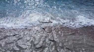 Bu stok görüntüler 8K çözünürlükte deniz kıyısının havadan görüntüsünü gösteriyor.